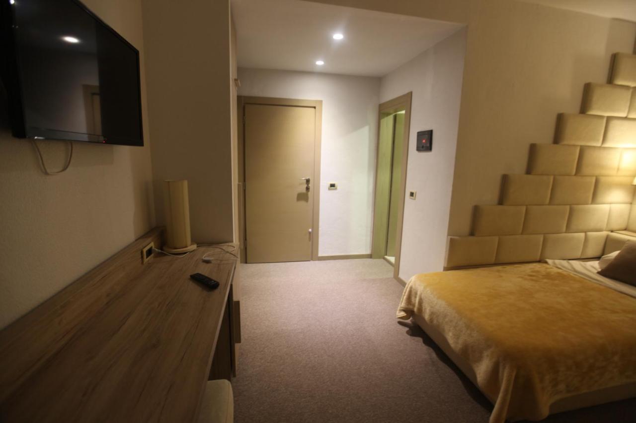 Hotel Alpin Llogara Dukat エクステリア 写真